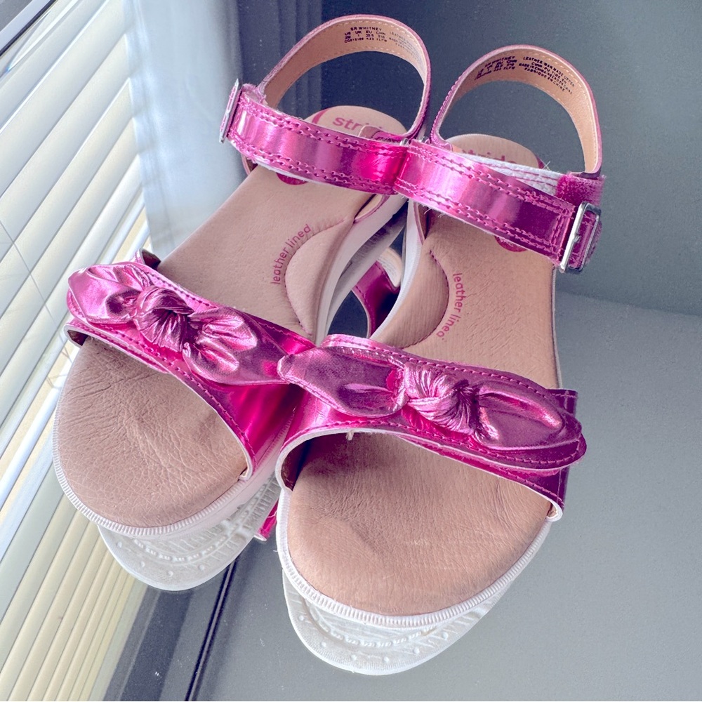 Stride Rite Whitney Sandals in Metallic Pink with Velcro Straps in Girls size 2
